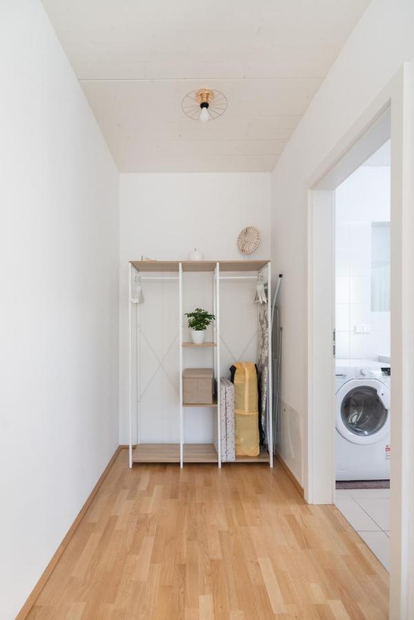 Helles, Neues Dg Apartment Mit Blick Zum Donauturm Wina Bagian luar foto