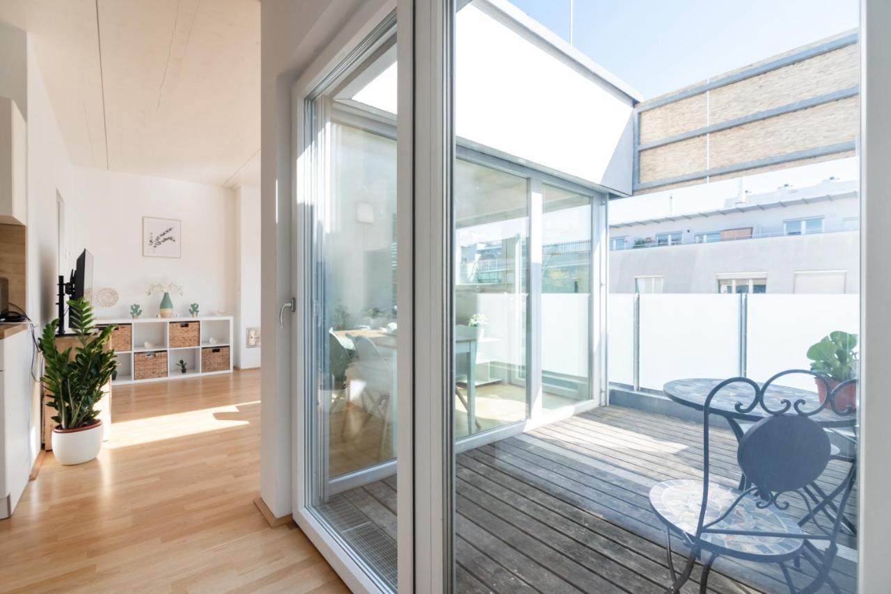 Helles, Neues Dg Apartment Mit Blick Zum Donauturm Wina Bagian luar foto