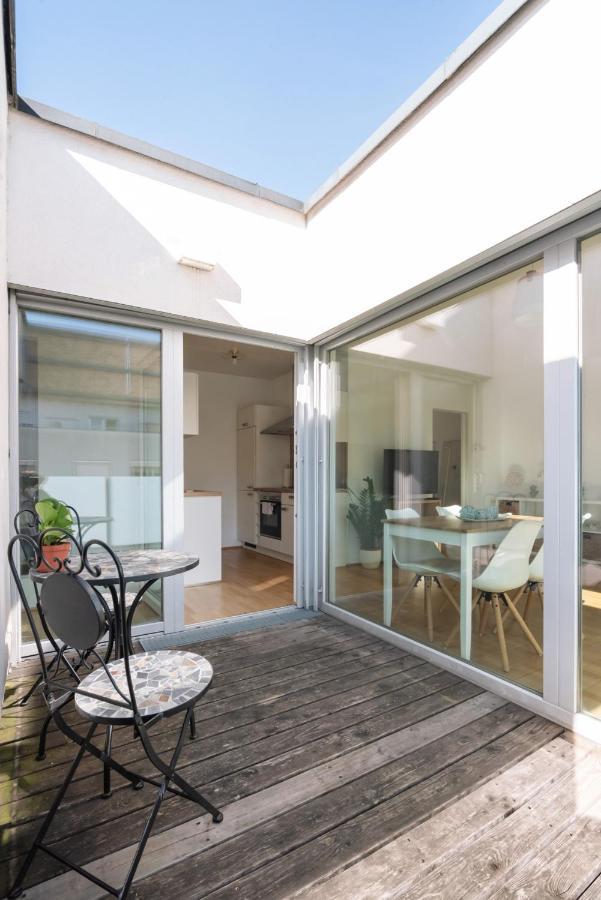 Helles, Neues Dg Apartment Mit Blick Zum Donauturm Wina Bagian luar foto