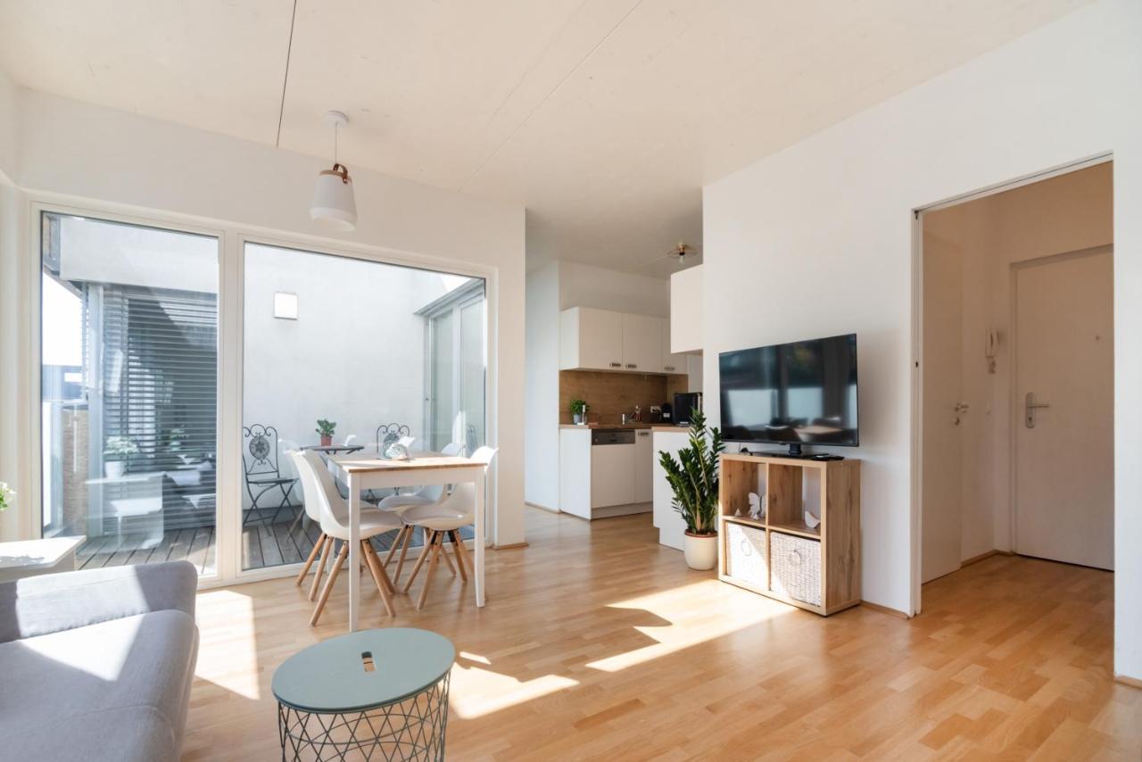 Helles, Neues Dg Apartment Mit Blick Zum Donauturm Wina Bagian luar foto