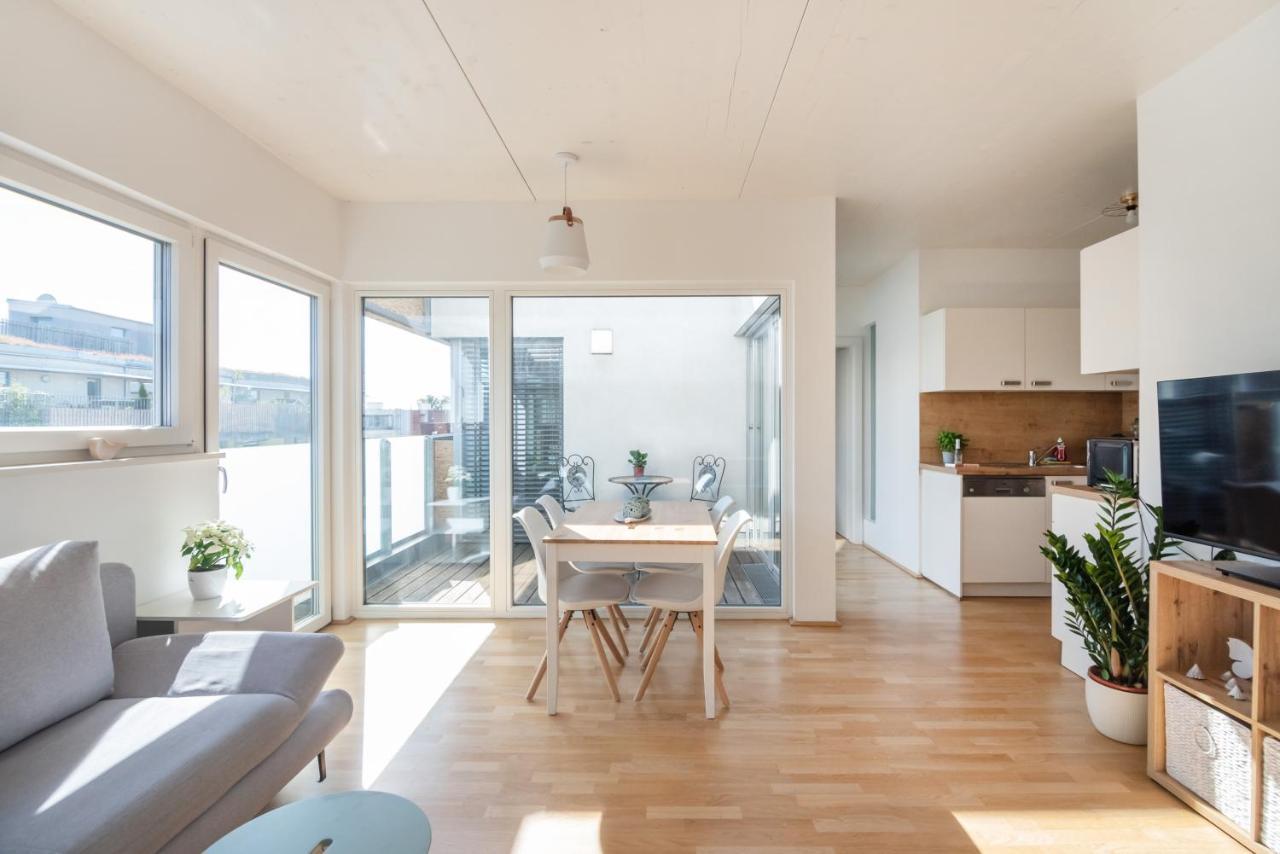 Helles, Neues Dg Apartment Mit Blick Zum Donauturm Wina Bagian luar foto