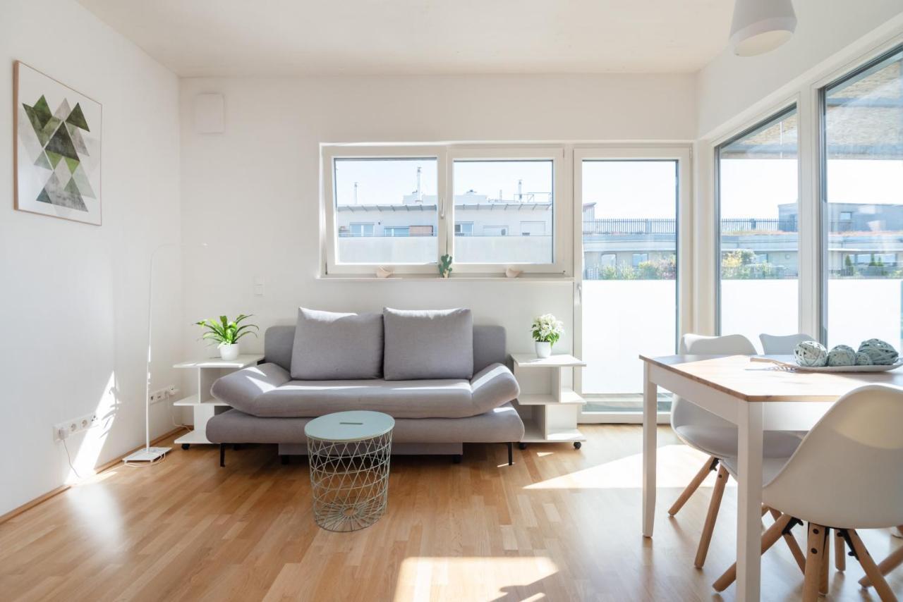 Helles, Neues Dg Apartment Mit Blick Zum Donauturm Wina Bagian luar foto