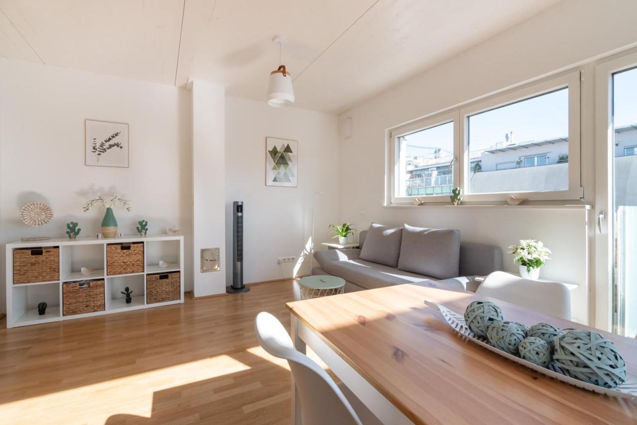 Helles, Neues Dg Apartment Mit Blick Zum Donauturm Wina Bagian luar foto